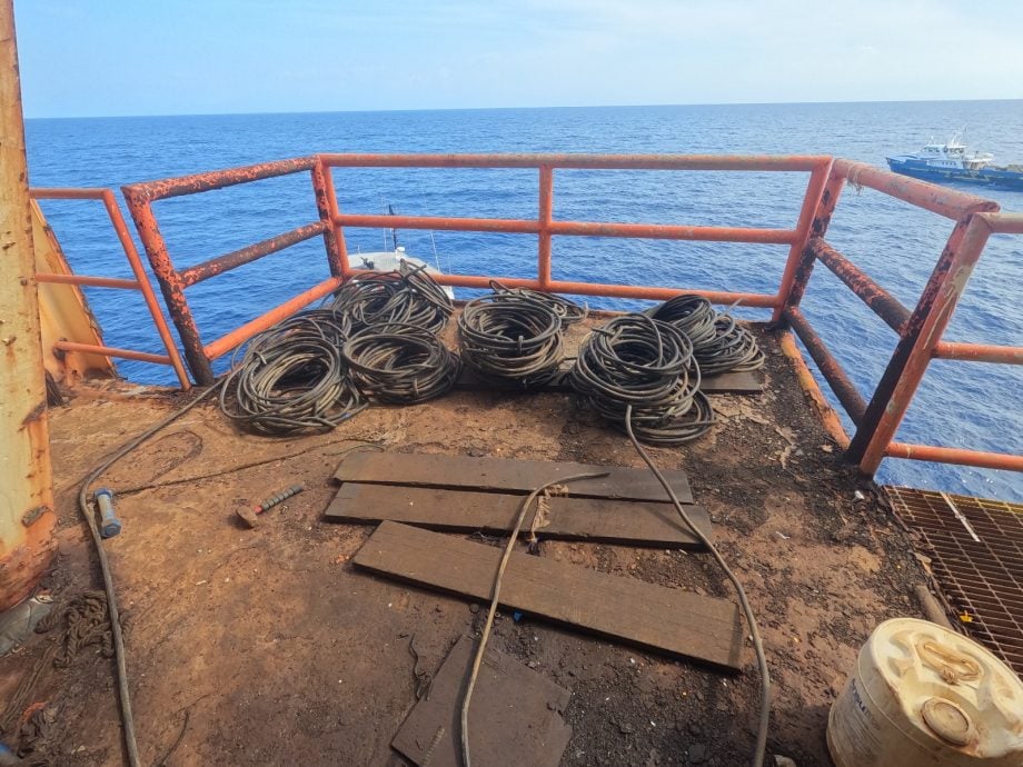 东:已签发:四名印尼男子涉嫌非法闯入一座无人值守的钻油台偷窃电缆,结果被大马海事执法机构逮捕。