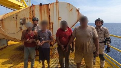 闯钻油台偷电缆 4印尼男被捕