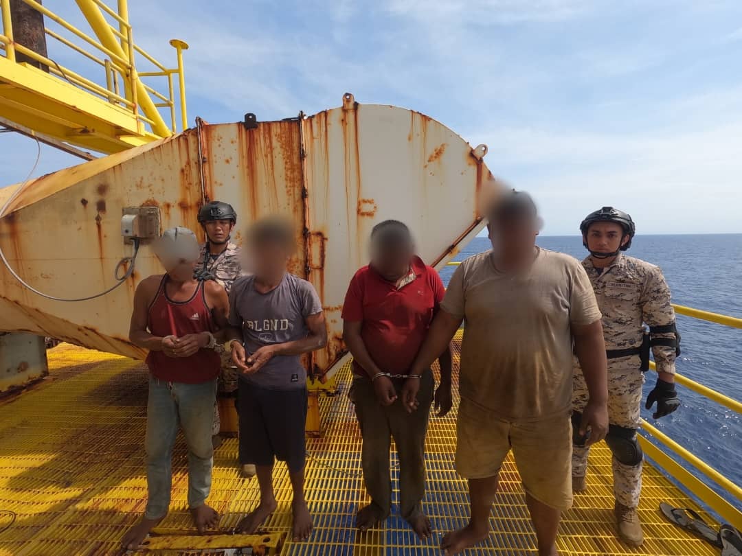 东:已签发:四名印尼男子涉嫌非法闯入一座无人值守的钻油台偷窃电缆,结果被大马海事执法机构逮捕。