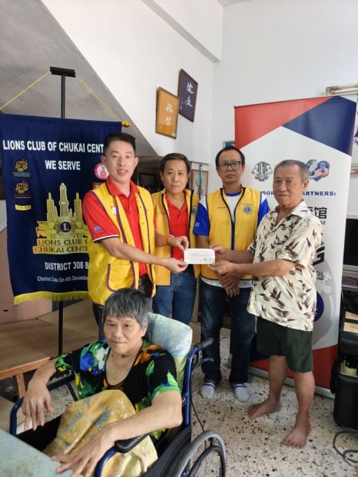 东:已签发:国际狮子会308 B1区第3分区主催下,由属下6个狮子会联合筹集资金,捐赠予B40级别的病人黄金隆,用于购买角膜植入物