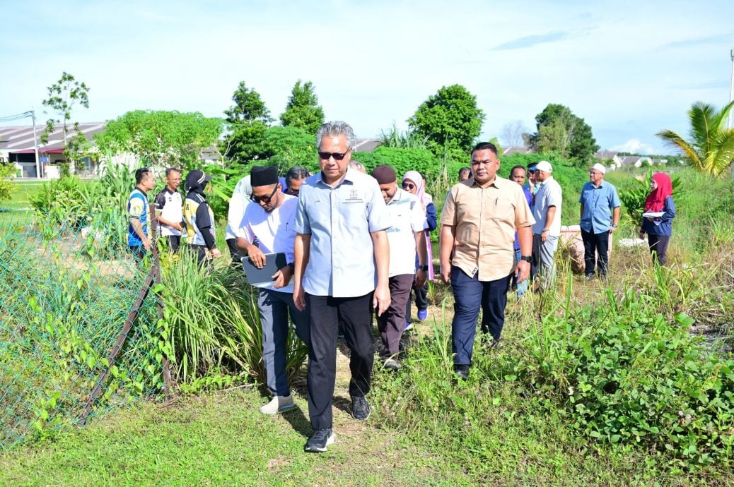 东:已签发:彭亨州秘书拿督斯里纳兹里率队,巡视关丹多个水灾黑区,及实地了解当地的排水系统