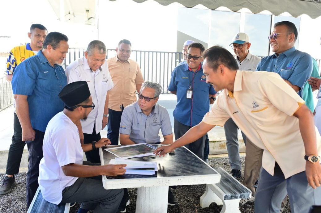 东:已签发:彭亨州秘书拿督斯里纳兹里率队,巡视关丹多个水灾黑区,及实地了解当地的排水系统