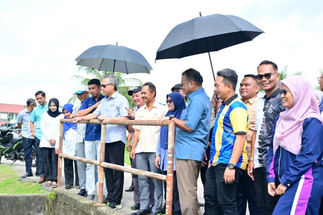 东:已签发:彭亨州秘书拿督斯里纳兹里率队,巡视关丹多个水灾黑区,及实地了解当地的排水系统