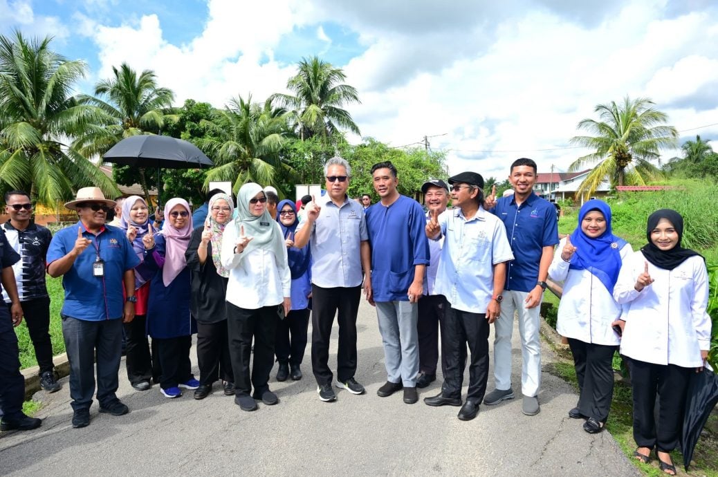 东:已签发:彭亨州秘书拿督斯里纳兹里率队,巡视关丹多个水灾黑区,及实地了解当地的排水系统