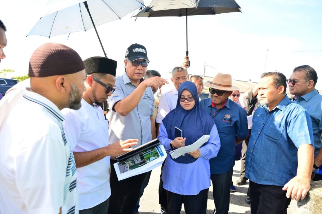 东:已签发:彭亨州秘书拿督斯里纳兹里率队,巡视关丹多个水灾黑区,及实地了解当地的排水系统