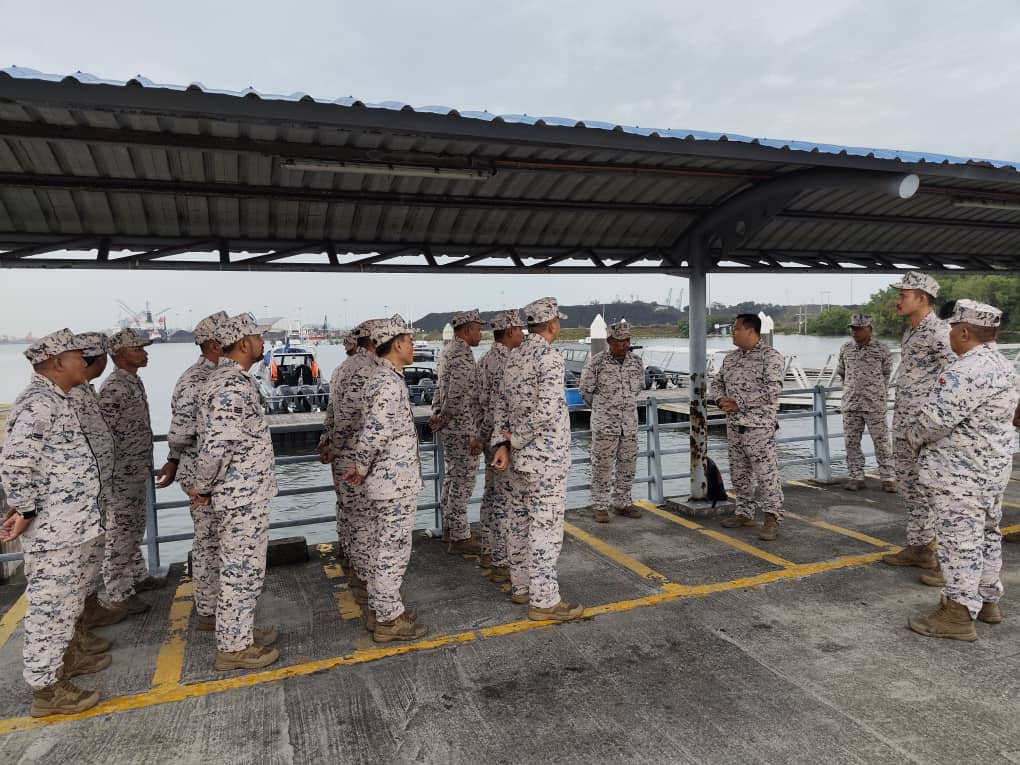 东：已签发：彭海事执法机构局长马兹兰提醒公众，特别是从事海上作业者，在天气转为东北季候风阶段（预计从2025年11月开始至2026年3月），务必保持警惕，并优先考虑自身安全