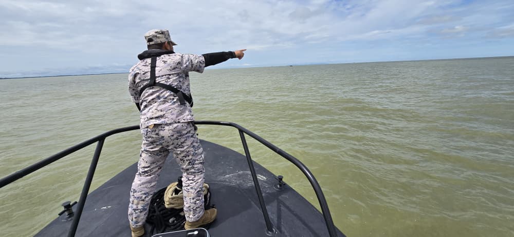 东:已签发:彭海事执法机构局长马兹兰提醒公众,特别是从事海上作业者,在天气转为东北季候风阶段(预计从2025年11月开始至2026年3月),务必保持警惕,并优先考虑自身安全