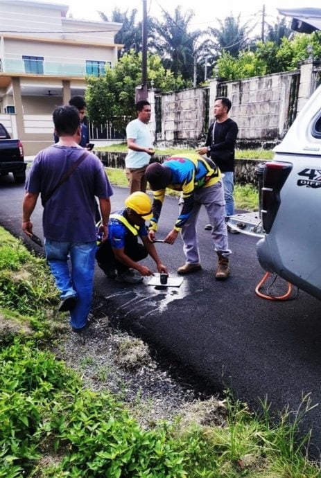 东：已签发：房屋及地方政府部辖下的华人新村发展部派出官员，到亚益仁耐华人新村内，测量铺设4条道路的沥青厚度及宽阔尺寸