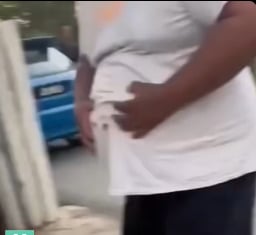 东：已签发：疑因举报滥用违禁品遭报复，一名38岁男子腹部遭熟人刺伤。