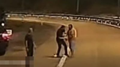 视频 | 网传执法人员粗暴对待罗里司机 彭陆交局：已展开调查