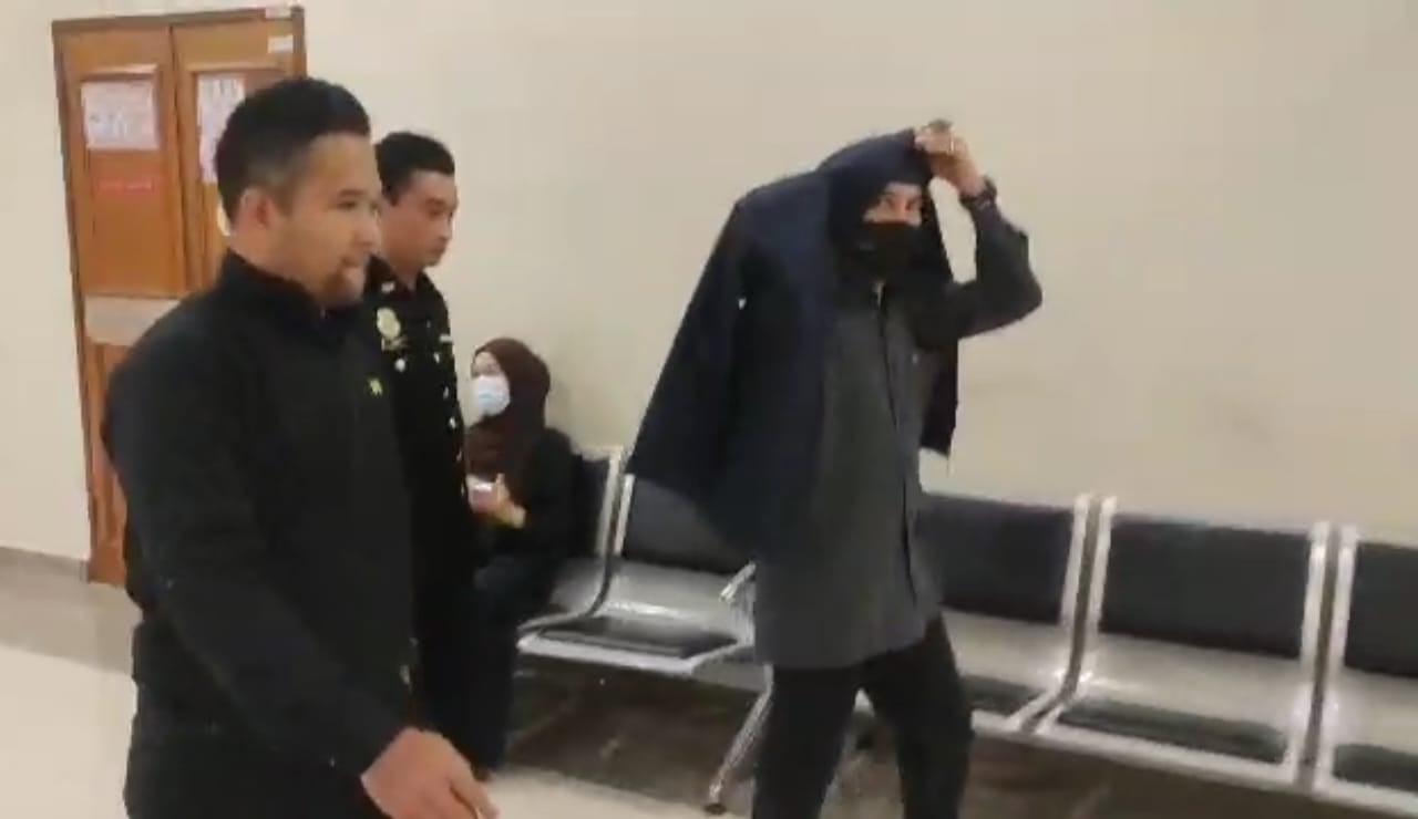 东:已签发:苏丹阿都拉彭亨大学高级讲师涉嫌伪造文件进行欺诈,遭提控上庭,并承认有罪。