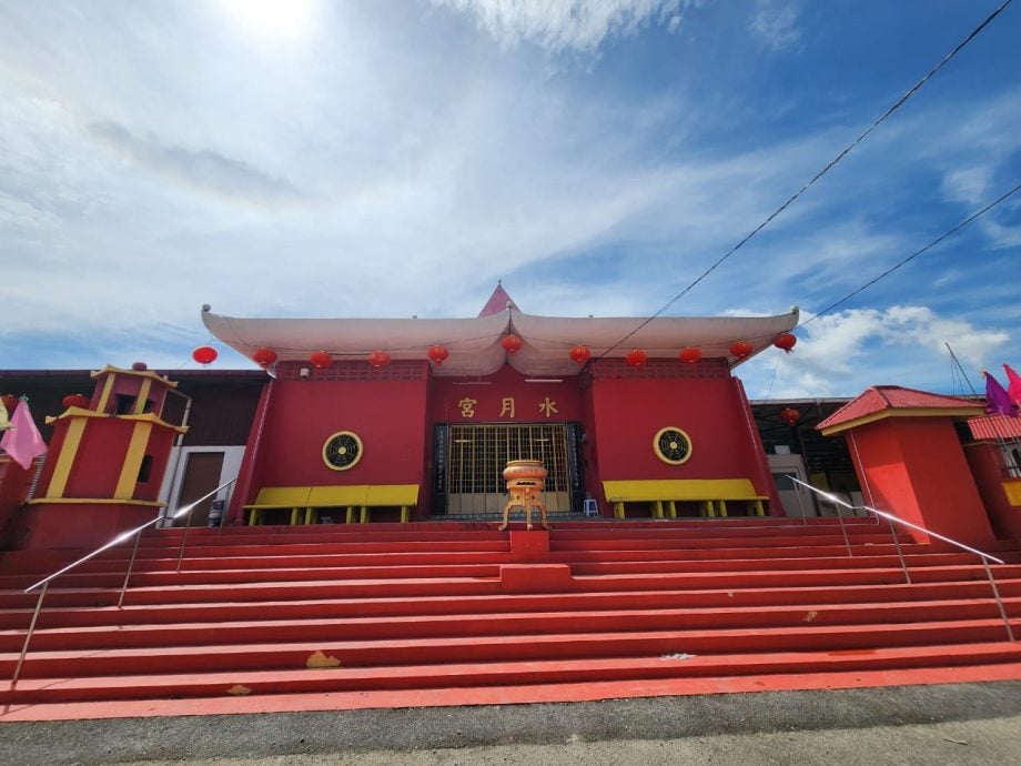 东:已签发:蒲莱新村水月宫成功获得非伊斯兰宗教场所拨款14万1900令吉,用于翻新食堂屋顶及铺平庙宇后方空地,以兴建多功能礼堂,