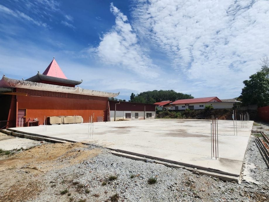 东:已签发:蒲莱新村水月宫成功获得非伊斯兰宗教场所拨款14万1900令吉,用于翻新食堂屋顶及铺平庙宇后方空地,以兴建多功能礼堂,