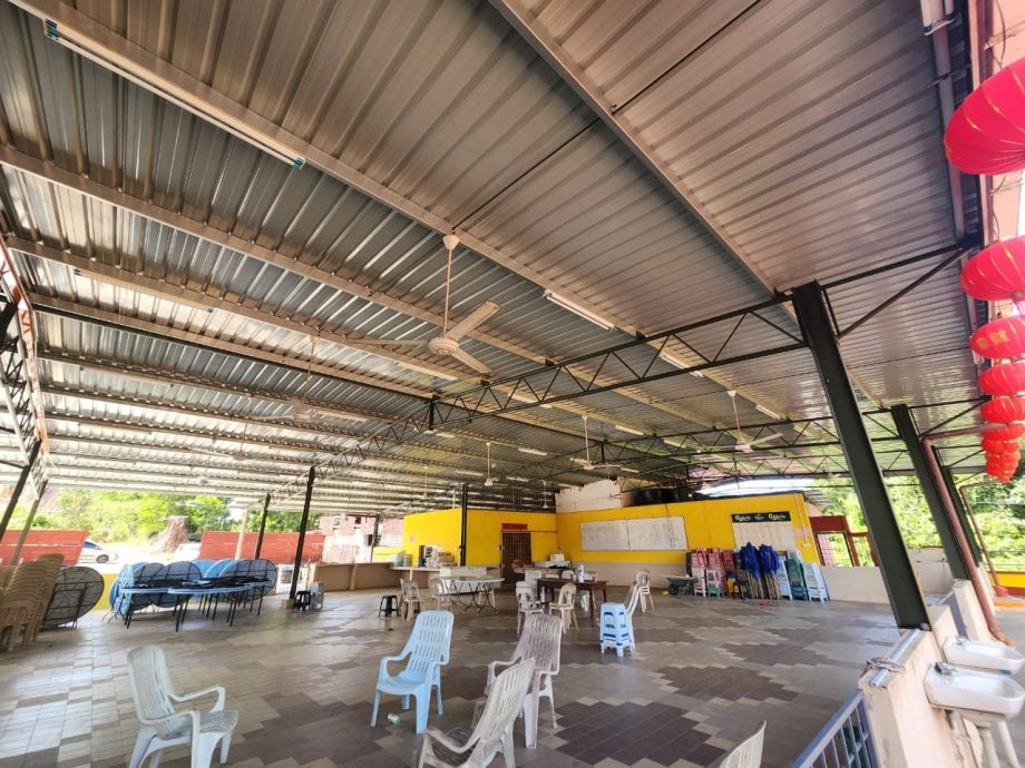 东:已签发:蒲莱新村水月宫成功获得非伊斯兰宗教场所拨款14万1900令吉,用于翻新食堂屋顶及铺平庙宇后方空地,以兴建多功能礼堂,