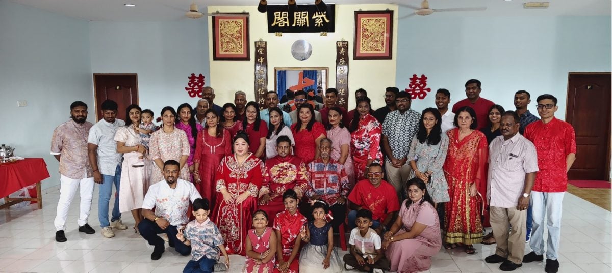 东：已签发：跨越文化藩篱的爱恋，印裔新郎穿马褂，与华裔妻子举行温馨的德教婚礼及敬茶仪式。