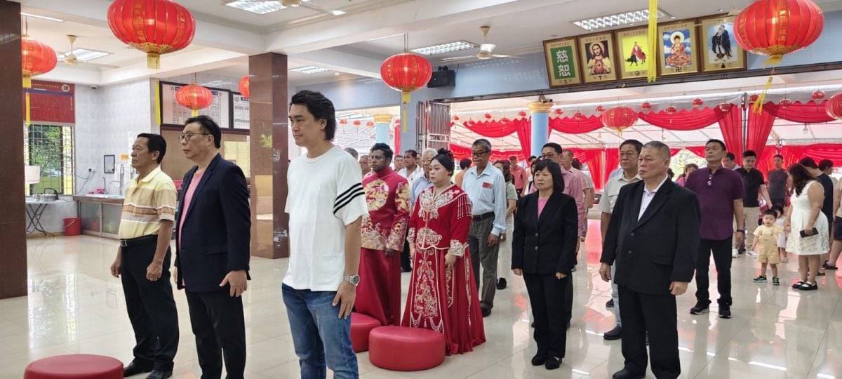 东：已签发：跨越文化藩篱的爱恋，印裔新郎穿马褂，与华裔妻子举行温馨的德教婚礼及敬茶仪式。