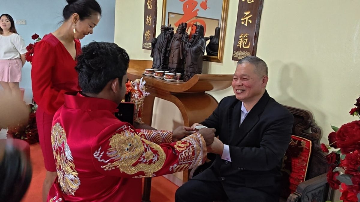 东：已签发：跨越文化藩篱的爱恋，印裔新郎穿马褂，与华裔妻子举行温馨的德教婚礼及敬茶仪式。