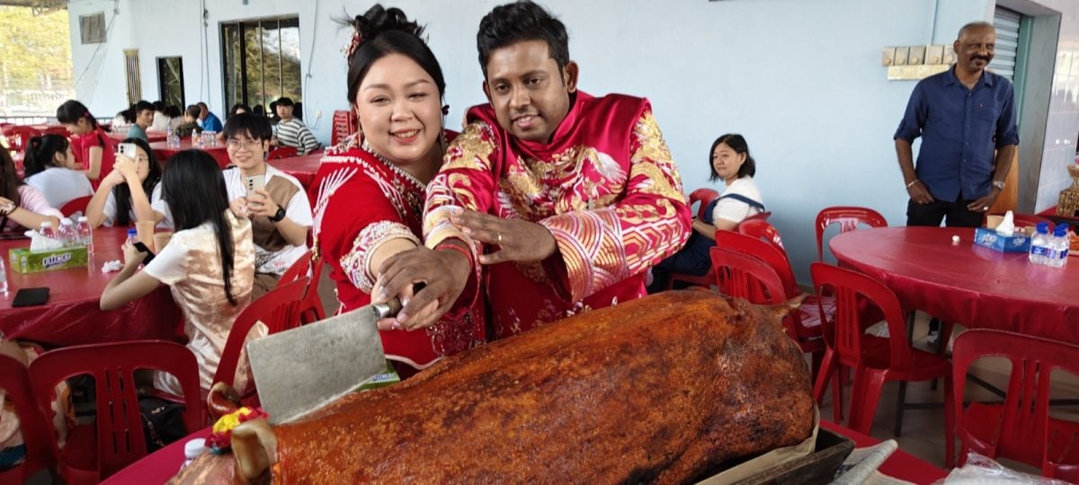 东：已签发：跨越文化藩篱的爱恋，印裔新郎穿马褂，与华裔妻子举行温馨的德教婚礼及敬茶仪式。