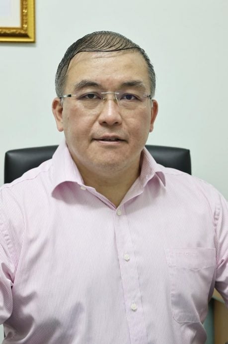 东:已签发:马华关丹区会秘书拿督李才华批评,首相拿督斯里安华当相刚刚届满三年,一般治政表现,可以成为火箭党的国父,但是,绝对不能与国父东姑阿都拉曼相提并论。