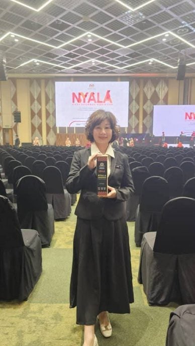 东:巴西马育英华小在教育部颁发给政府教育机构的最高荣誉奖项“Nyala-Kisah Reformasi Pendidikan”里荣获显著提升奖,而且,育英华小是丹州唯一得奖的学校!