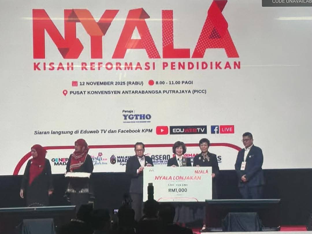 东:巴西马育英华小在教育部颁发给政府教育机构的最高荣誉奖项“Nyala-Kisah Reformasi Pendidikan”里荣获显著提升奖,而且,育英华小是丹州唯一得奖的学校!