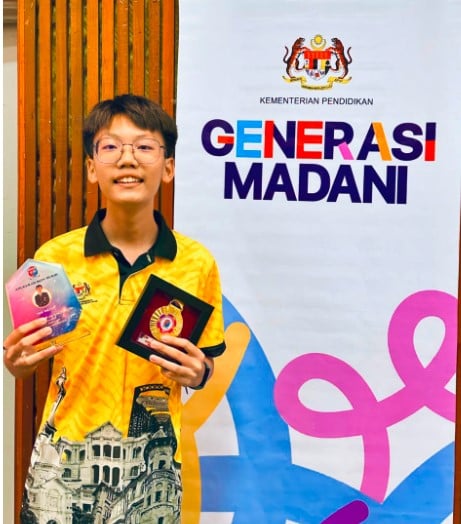 东：年轻人版：华联杯书法比赛得奖学生分享了学习心得与感受。