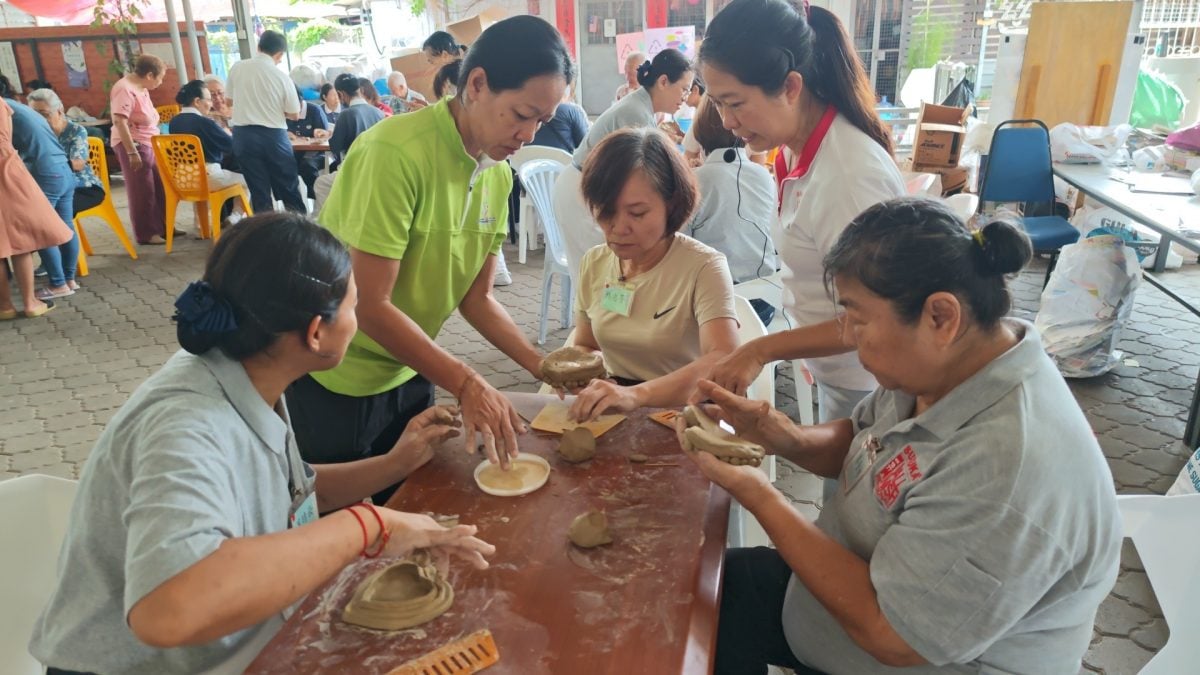 东：慈济吉兰丹支会举办的第9场“长照活动”温馨登场，主题为创造与实现，期望长者们在温馨互动与创意手作中，开启心灵的创造力，体验活动中有乐、乐中有法的喜悦。