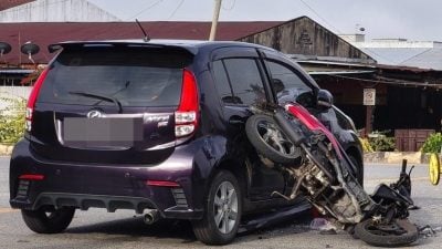 摩托车轿车相撞   中学生受伤