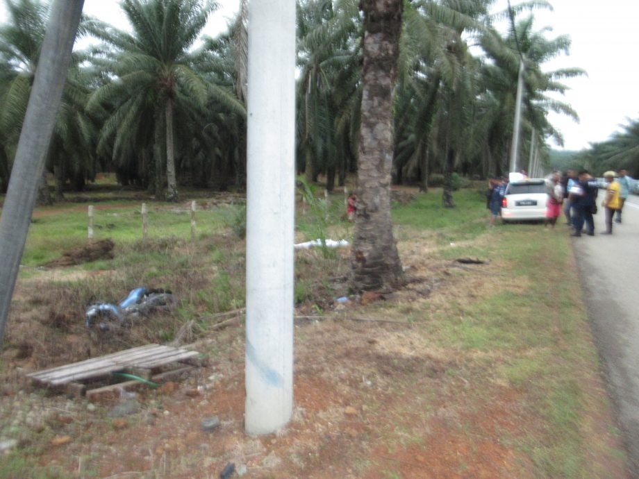 东:摩托车失控撞向路边油棕园 1死1伤