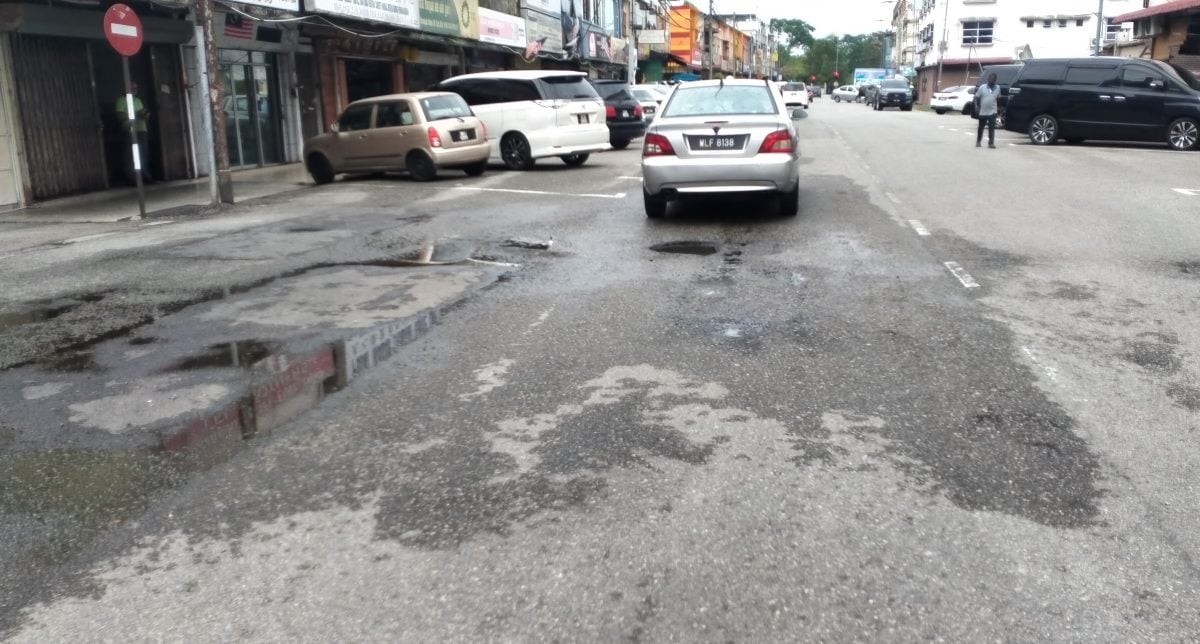 东：文德甲市区波尼亚路道路道路失修，布满大小洞坑