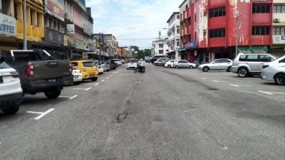 文德甲波尼亚路失修   洞坑处处危及安全