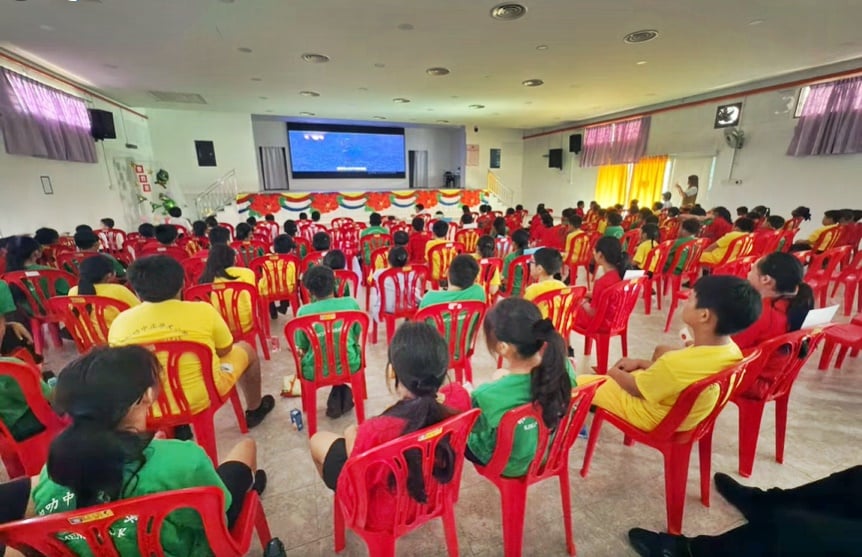 东:明加叻中正华小庆祝儿童节 首次在校“看电影”