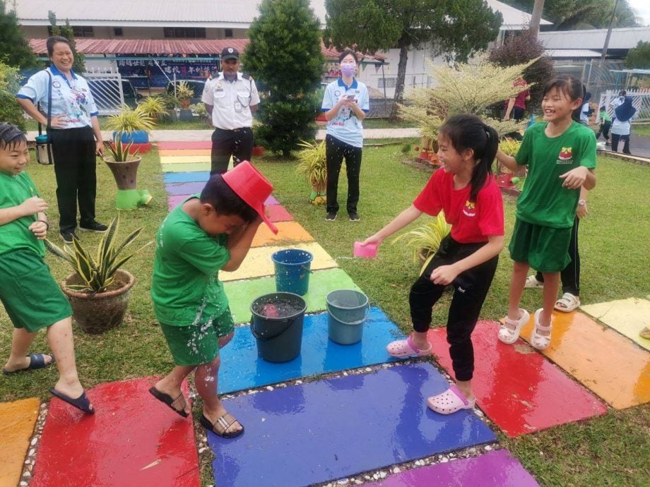 东:明加叻中正华小庆祝儿童节 首次在校“看电影”