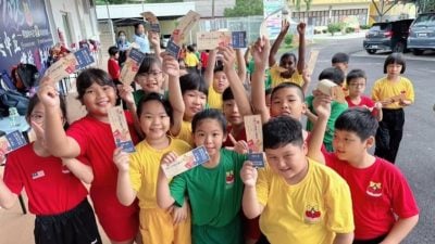 明加叻中正华小庆祝儿童节 首次在校“看电影”