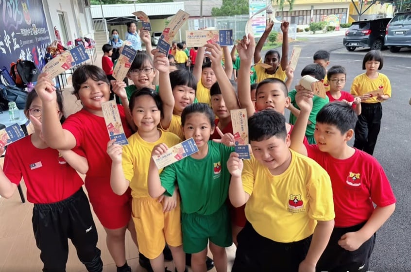 东:明加叻中正华小庆祝儿童节 首次在校“看电影”