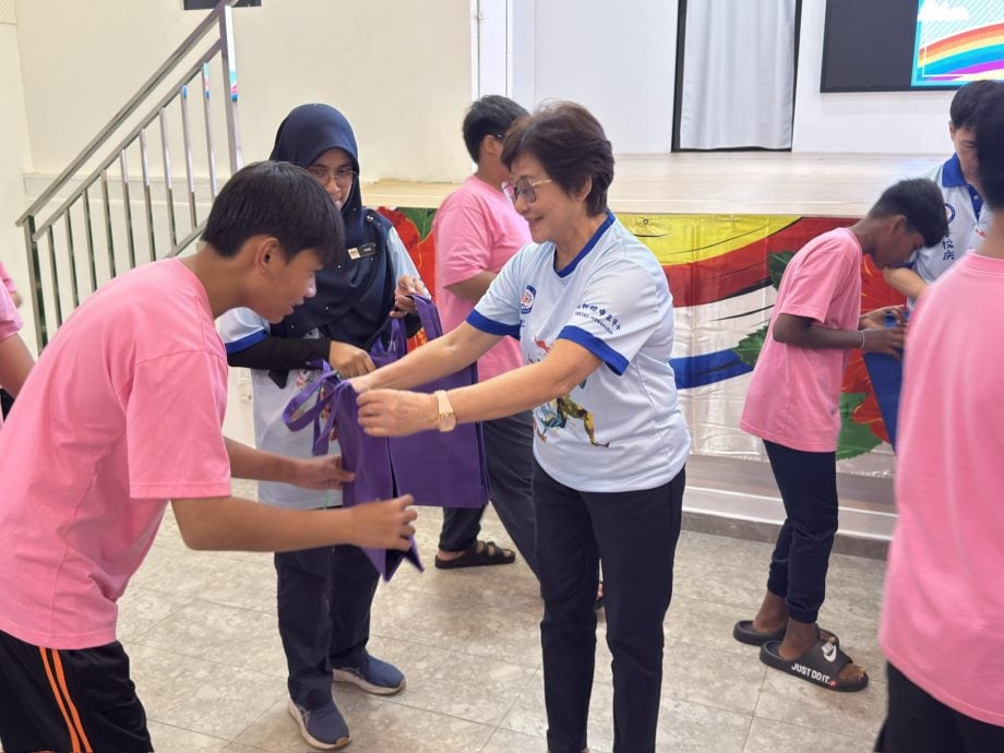 东:明加叻中正华小庆祝儿童节 首次在校“看电影”