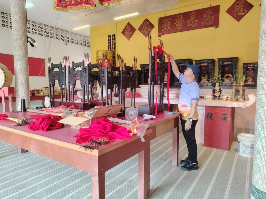 东:浦莱新村水月宫正如火如荼地为阔别6年的观音诞庆典做准备,理事们与义工齐心协力展开大扫除及清理工作,为即将到来的盛会做好万全准备。