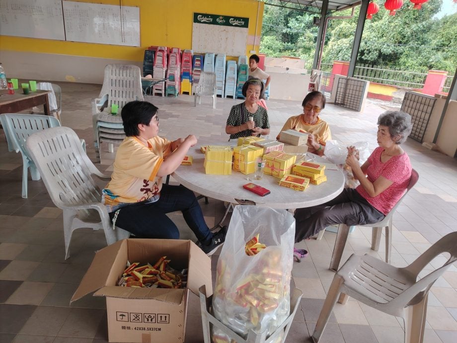 东:浦莱新村水月宫正如火如荼地为阔别6年的观音诞庆典做准备,理事们与义工齐心协力展开大扫除及清理工作,为即将到来的盛会做好万全准备。