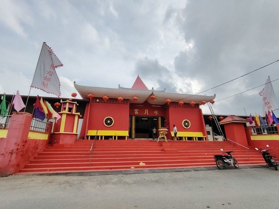 东:浦莱新村水月宫正如火如荼地为阔别6年的观音诞庆典做准备,理事们与义工齐心协力展开大扫除及清理工作,为即将到来的盛会做好万全准备。