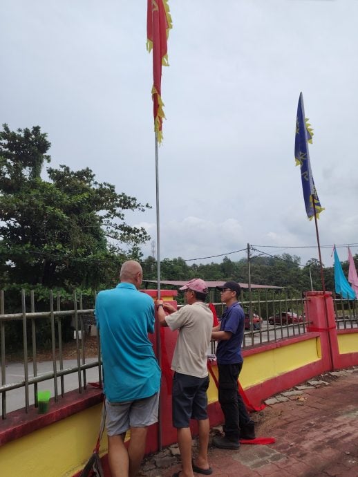 东:浦莱新村水月宫正如火如荼地为阔别6年的观音诞庆典做准备,理事们与义工齐心协力展开大扫除及清理工作,为即将到来的盛会做好万全准备。