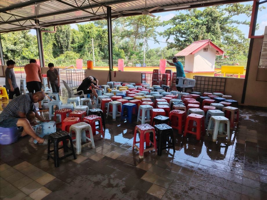 东:浦莱新村水月宫正如火如荼地为阔别6年的观音诞庆典做准备,理事们与义工齐心协力展开大扫除及清理工作,为即将到来的盛会做好万全准备。