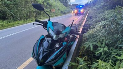 失控擦撞防护栏  摩托骑士当场死亡