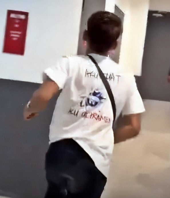 东：瓜登一家购物中心女厕惊现偷窥狂，一名女销售员如厕时遭陌生男子偷拍。