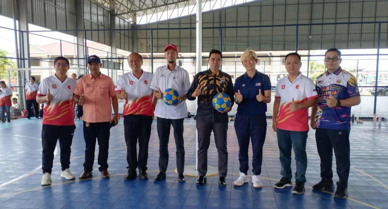 东:由马樟凤凰合球俱乐部主办的2025年吉兰丹州合球锦标赛,成功吸引来自雪隆地区多个球会的40名球员参赛,全国合球总会也派出9名职员到场协助,场面热闹。