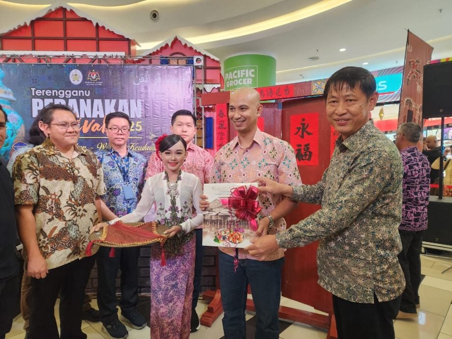 东：登嘉楼旅游局局长希尔曼表示，登嘉楼娘惹华人文化独具特色，蕴含丰富多彩的元素，期望能将其打造成别具魅力的旅游品牌，吸引更多游客前来体验。