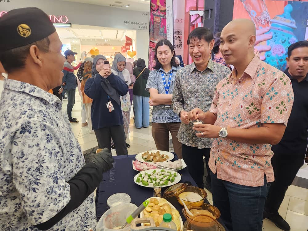 东：登嘉楼旅游局局长希尔曼表示，登嘉楼娘惹华人文化独具特色，蕴含丰富多彩的元素，期望能将其打造成别具魅力的旅游品牌，吸引更多游客前来体验。