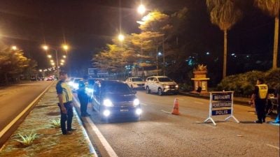 甘马挽3地点设路障  查382车辆扣4人