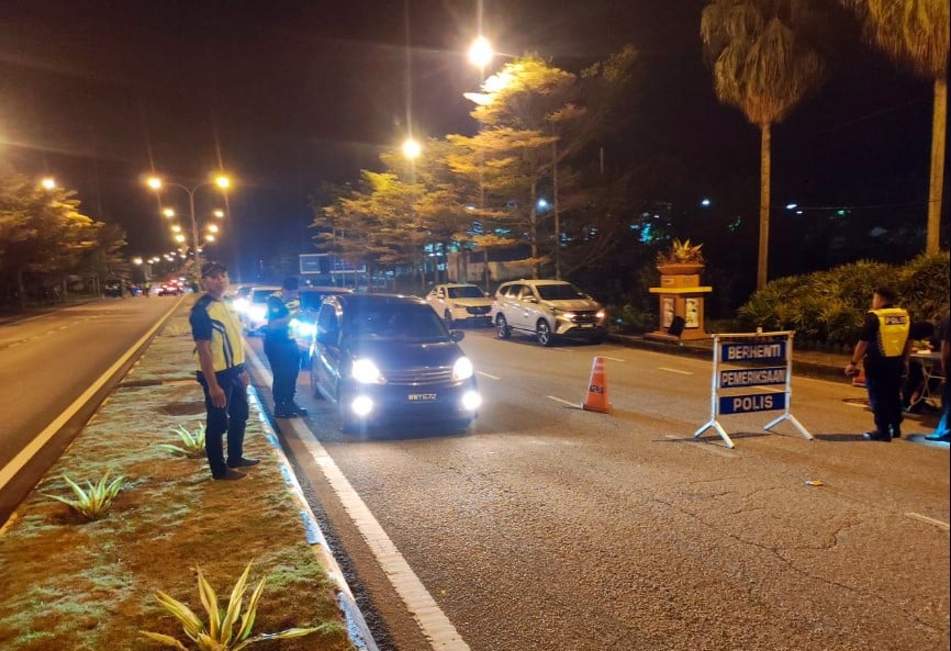 东：登州警方联合多个执法机构展开一项名为 “OP MEGA” 的联合执法行动，在甘马挽县三个地点设立路障检查站。