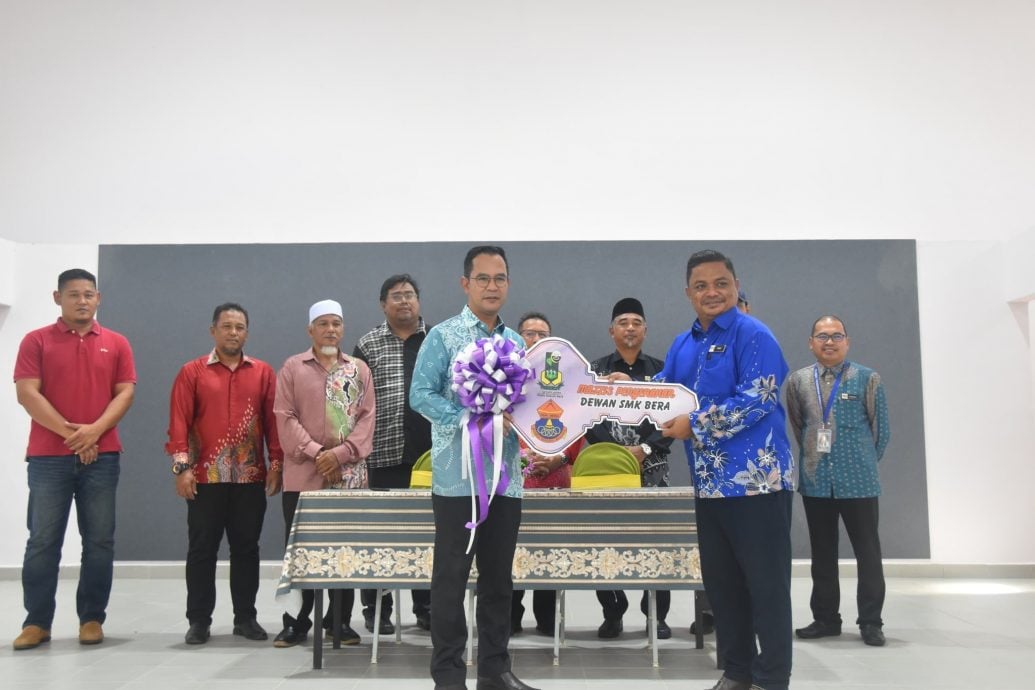 东:百乐32镇国中礼堂落成交接