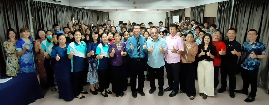 东:百乐县发展华小工委会办小六升中学预备讲座